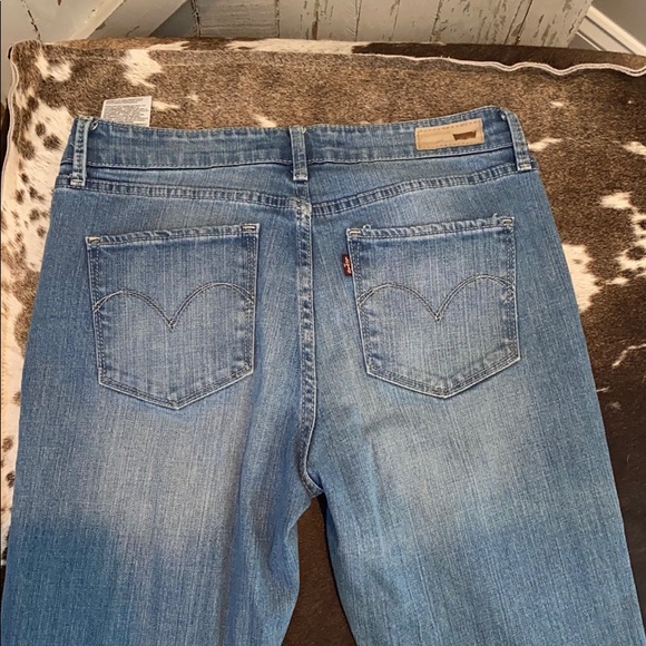 Women’s Levi Jeans - Picture 2 of 3